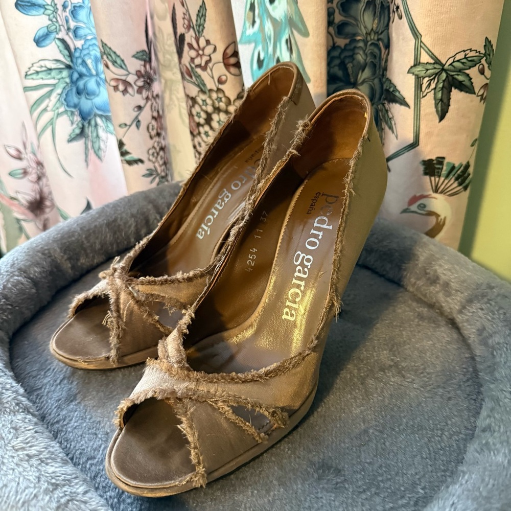 Pedro Garcia Taupe Frayed Open-Toe Heels 37